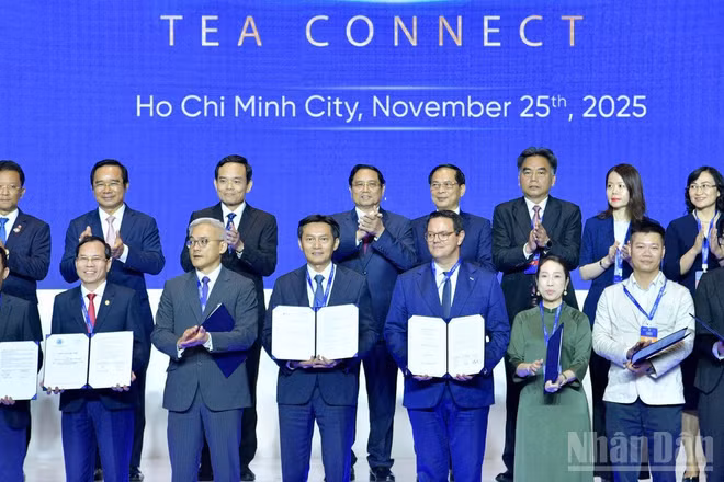 Thủ tướng Chính phủ Phạm Minh Chính chứng kiến các đối tác trao biên bản thoả thuận hợp tác tại Chương trình “CEO 500 - TEA CONNECT”. (Ảnh: Thanh Giang)
