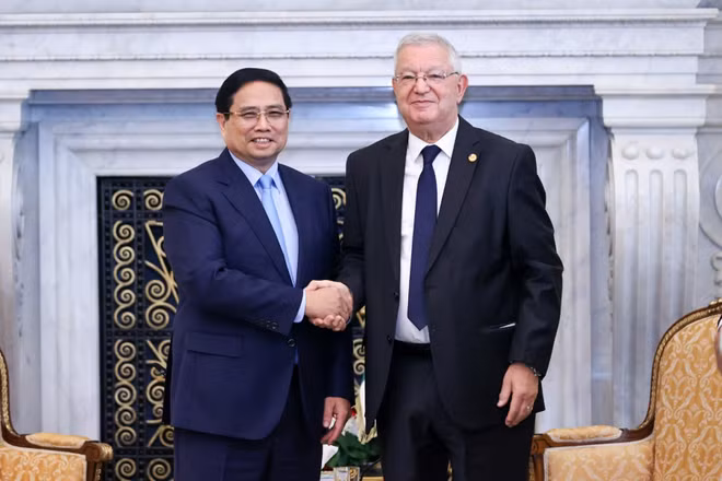 Thủ tướng Chính phủ Phạm Minh Chính và Chủ tịch Hội đồng Dân tộc (Thượng viện) Algeria Azzouz Nasri. (Ảnh: VGP/Nhật Bắc)