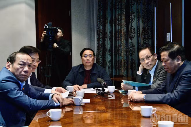 Thủ tướng Chính phủ Phạm Minh Chính chủ trì cuộc họp trực tuyến từ Nam Phi kết nối với các điểm cầu trong nước bàn giải pháp khắc phục hậu quả mưa lũ tại các tỉnh miền trung. (Ảnh: THANH GIANG)