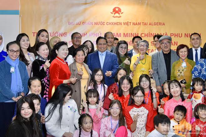 Thủ tướng Phạm Minh Chính và Phu nhân với bà con cộng đồng người Việt Nam tại Algeria. (Ảnh: Thanh Giang)