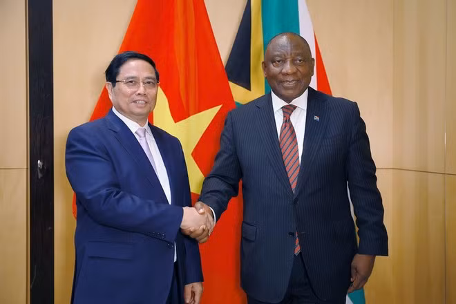 Thủ tướng Chính phủ Phạm Minh Chính và Tổng thống Nam Phi Cyril Ramaphosa. (Ảnh: VGP/Nhật Bắc)