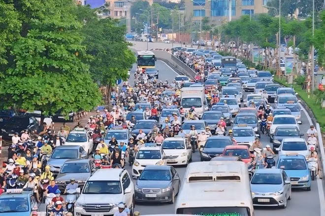 Thủ tướng Chính phủ yêu cầu không để xảy ra ùn tắc giao thông kéo dài trên các tuyến đường vào trung tâm Hà Nội và Thành phố Hồ Chí Minh. (Ảnh: VGP)