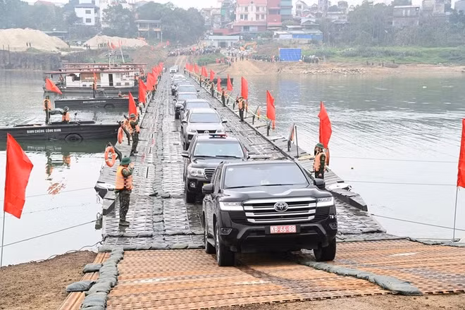 Cầu phao bắc qua sông Lô được thông xe ngay trong sáng 16/2 (ngày 29 Tết), sớm hơn yêu cầu Thủ tướng Chính phủ giao. (Ảnh: Báo Quân đội nhân dân)