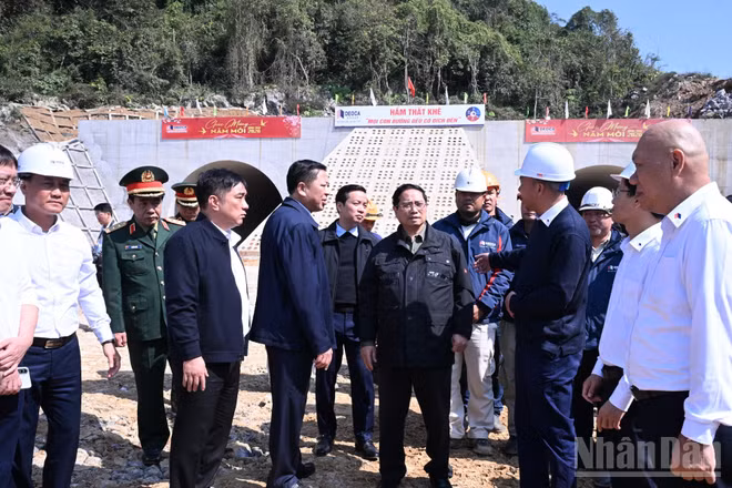 Thủ tướng Chính phủ Phạm Minh Chính đi thị sát, kiểm tra việc thi công tuyến cao tốc Đồng Đăng-Trà Lĩnh tại vị trí Hầm Thất Khê. (Ảnh: Trần Hải)
