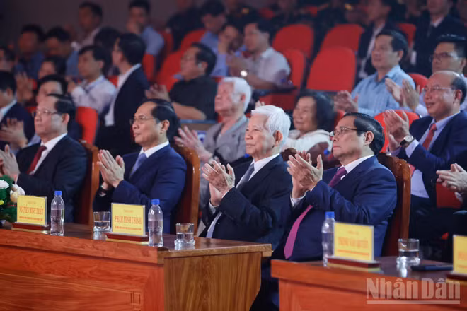 Thủ tướng Chính phủ Phạm Minh Chính và các đồng chí lãnh đạo, nguyên Lãnh đạo Đảng, Nhà nước dự Chương trình Nghệ thuật chính luận " Thủ tướng Phạm Văn Đồng - Trọn đời vì nước, vì dân". (Ảnh: Nhật Bắc/VGP)