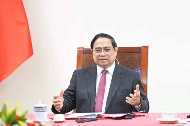 Thủ tướng Chính phủ Phạm Minh Chính điện đàm với Thủ tướng Singapore Lawrence Wong. (Ảnh: TRẦN HẢI)