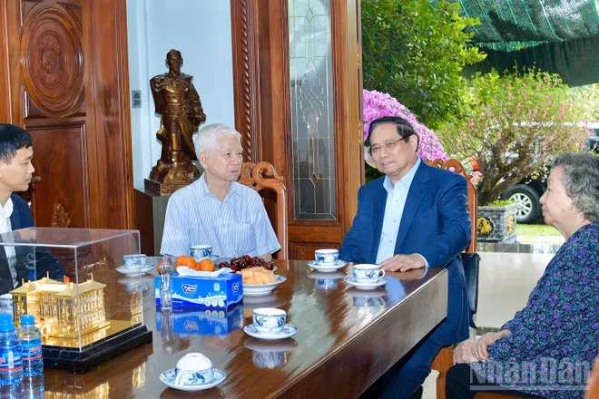 Thủ tướng Chính phủ Phạm Minh Chính thăm, chúc Tết nguyên Chủ tịch nước Nguyễn Minh Triết. (Ảnh: THANH GIANG)