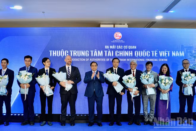 Thủ tướng Chính phủ Phạm Minh Chính chúc mừng sự ra mắt các cơ quan trực thuộc Trung tâm Tài chính quốc tế Việt Nam. (Ảnh: THANH GIANG)
