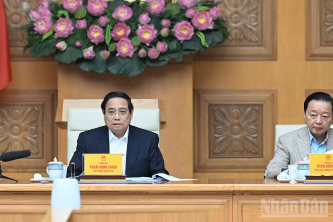 Thủ tướng Chính phủ Phạm Minh Chính chủ trì cuộc họp bàn giải pháp đẩy nhanh tiến độ triển khai "Chiến dịch Quang Trung" thần tốc xây dựng, sửa chữa nhà ở cho nhân dân. (Ảnh: Trần Hải)