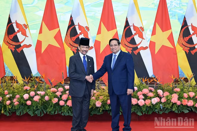Thủ tướng Chính phủ Phạm Minh Chính và Quốc vương Brunei Darussalam Haji Hassanal Bolkiah. (Ảnh: Trần Hải)