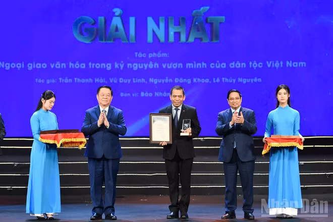 Thủ tướng Chính phủ Phạm Minh Chính và đồng chí Nguyễn Trọng Nghĩa trao Giải Nhất tặng đại diện nhóm tác giả của Báo Nhân Dân ở Hạng mục Ảnh - Ngoại giao văn hóa trong kỷ nguyên vươn mình của dân tộc Việt Nam. (Ảnh: THẾ ĐẠI)