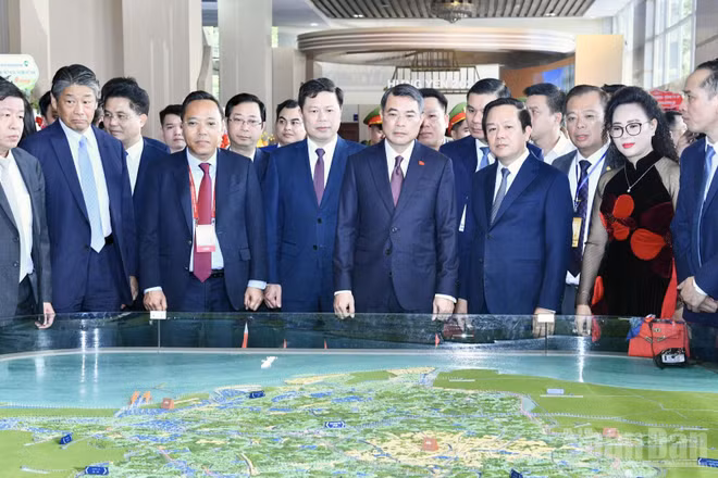 Thủ tướng Chính phủ Lê Minh Hưng nghe lãnh đạo tỉnh Hưng Yên giới thiệu sa bàn về quy hoạch tỉnh. (Ảnh: THANH GIANG)