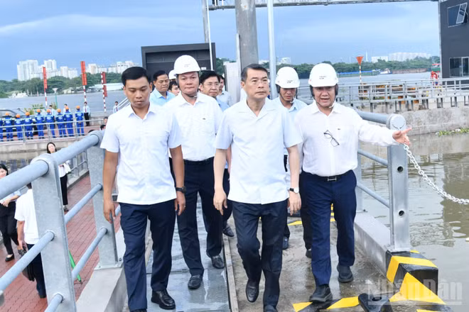Thủ tướng Chính phủ Lê Minh Hưng đi thị sát, kiểm tra công trình Cống Tân Thuận ngăn triều - một trong các dự án chống ngập ở Thành phố Hồ Chí Minh. (Ảnh: THANH GIANG)
