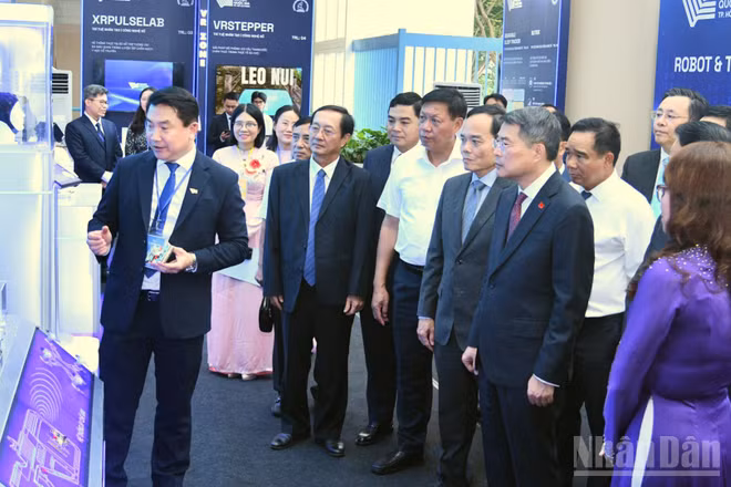 Thủ tướng Lê Minh Hưng tham quan Triển lãm thành tựu khoa học, công nghệ và đổi mới sáng tạo “Made by VNUHCM” của Đại học Quốc gia Thành phố Hồ Chí Minh. (Ảnh: THANH GIANG)