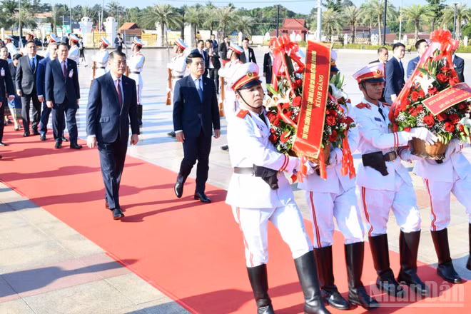 Thủ tướng Lê Minh Hưng cùng Thủ tướng Lào Saleumxay Kommasith đến dâng hoa tưởng nhớ, tri ân công lao to lớn của các bậc lãnh tụ vĩ đại hai nước. (Ảnh: THANH GIANG)