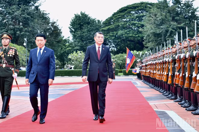 Thủ tướng Chính phủ Lê Minh Hưng và Thủ tướng Lào Saleumxay Kommasith duyệt Đội danh dự Quân đội nhân dân Lào. (Ảnh: THANH GIANG)
