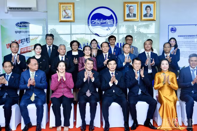 Thủ tướng Chính phủ Lê Minh Hưng với lãnh đạo Vinamilk và Angkor Milk. (Ảnh: THANH GIANG)