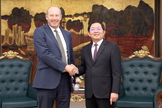 Phó Thủ tướng Hồ Quốc Dũng tiếp ông Mark Armstrong, Giám đốc Thương mại phụ trách khu vực châu Âu, Trung Đông và châu Phi, châu Á - Thái Bình Dương của Tập đoàn Pasqal (Cộng hòa Pháp). (Ảnh: GIA HUY/chinhphu.vn)