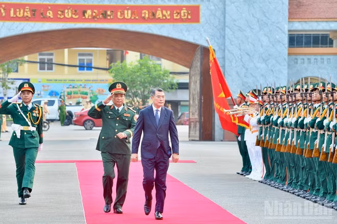 Thủ tướng Chính phủ Lê Minh Hưng duyệt đội danh dự lực lượng vũ trang Quân khu 4. (Ảnh: Thanh Giang)