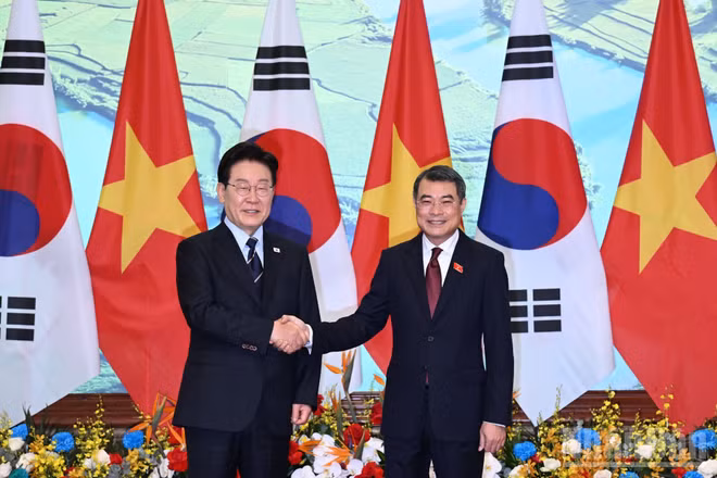 Thủ tướng Chính phủ Lê Minh Hưng và Tổng thống Hàn Quốc Lee Jae Myung. (Ảnh: Trần Hải)
