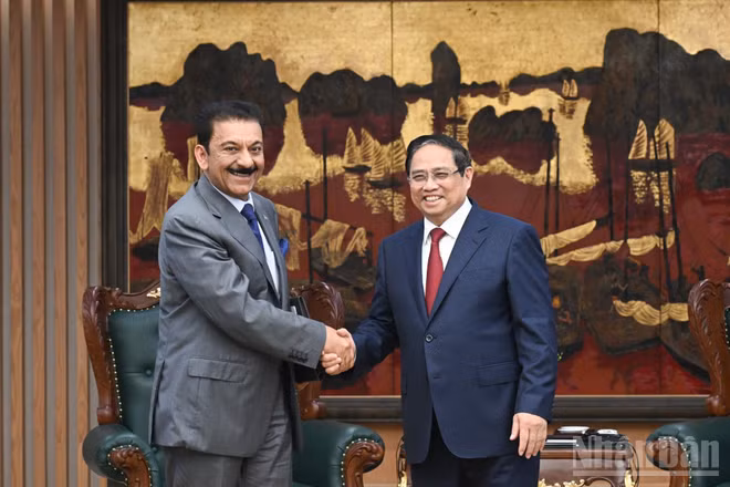 Thủ tướng Chính phủ Phạm Minh Chính và ông Yousef Ashour Al-Sabbagh, Đại sứ Kuwait tại Việt Nam. (Ảnh: Trần Hải)