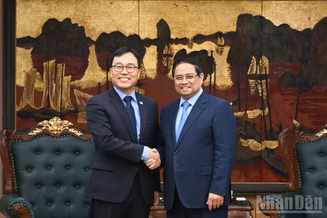 Thủ tướng Chính phủ Phạm Minh Chính và ông Choi Young Sam, Đại sứ Hàn Quốc tại Việt Nam. (Ảnh: TRẦN HẢI)