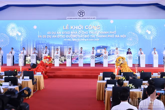 Thủ tướng Chính phủ Lê Minh Hưng và các đồng chí lãnh đạo, đại biểu thực hiện nghi thức khởi công các dự án. (Ảnh: TRẦN HẢI)