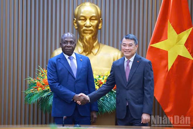 Thủ tướng Chính phủ Lê Minh Hưng và Bộ trưởng Ngoại giao Angola . (Ảnh: Thanh Giang)