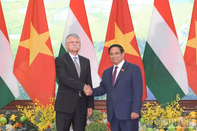 Thủ tướng Chính phủ Phạm Minh Chính và Chủ tịch Quốc hội Hungary Kover Laszlo. (Ảnh: TRẦN HẢI)