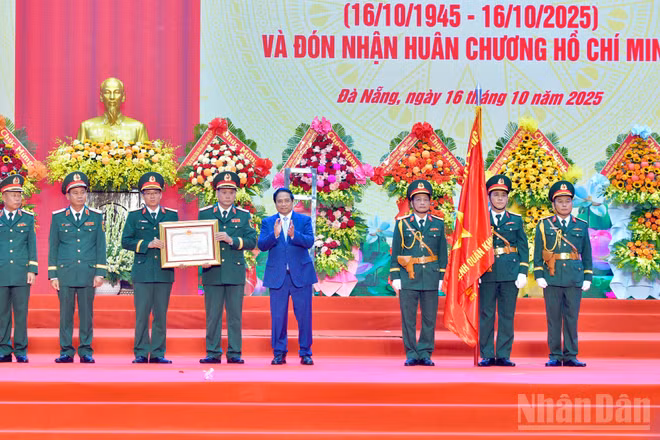 Thủ tướng Chính phủ Phạm Minh Chính trao Huân chương Hồ Chí Minh tặng Lực lượng vũ trang Quân khu 5. (Ảnh: Thanh Giang)