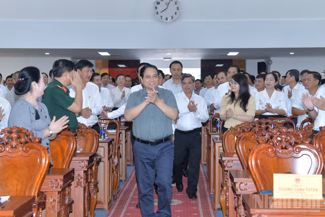 Thủ tướng Phạm Minh Chính tới dự Hội nghị tiếp xúc cử tri trước Kỳ họp thứ 10, Quốc hội khóa XV với lãnh đạo chủ chốt 103 xã, phường trên địa bàn thành phố Cần Thơ. (Ảnh: Thanh Giang)