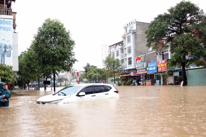 Các tuyến phố trung tâm Thái Nguyên chìm trong biển nước. (Ảnh: TTXVN)