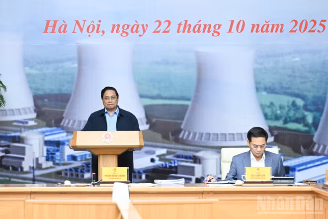 Thủ tướng Chính phủ Phạm Minh Chính chủ trì Phiên họp thứ ba của Ban Chỉ đạo xây dựng nhà máy điện hạt nhân. (Ảnh: TRẦN HẢI)
