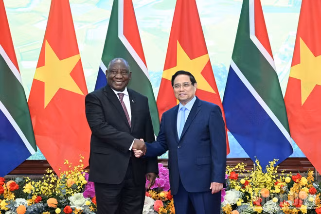 Thủ tướng Chính phủ Phạm Minh Chính và Tổng thống Cộng hòa Nam Phi Cyril Ramaphosa. (Ảnh: TRẦN HẢI) 