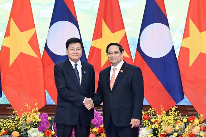Thủ tướng Phạm Minh Chính và Tổng Bí thư, Chủ tịch nước Lào Thongloun Sisoulith. (Ảnh: TRẦN HẢI)