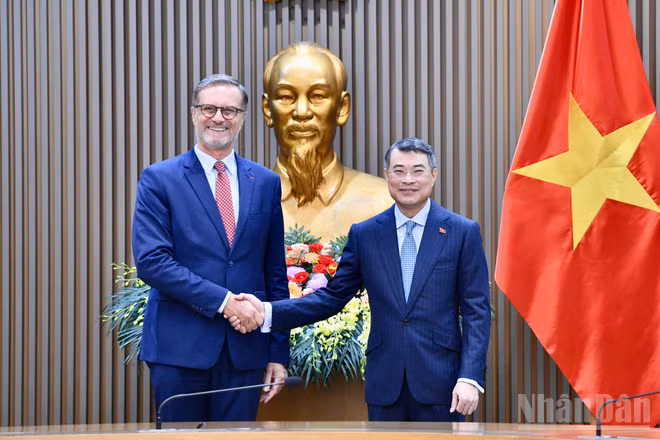 Thủ tướng Chính phủ Lê Minh Hưng và Đại sứ Cộng hòa Pháp tại Việt Nam Olivier Brochet. (Ảnh: THANH GIANG)