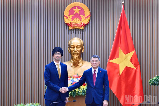 Thủ tướng Chính phủ Lê Minh Hưng và Đại sứ Singapore tại Việt Nam Rajpal Singh. (Ảnh: THANH GIANG)