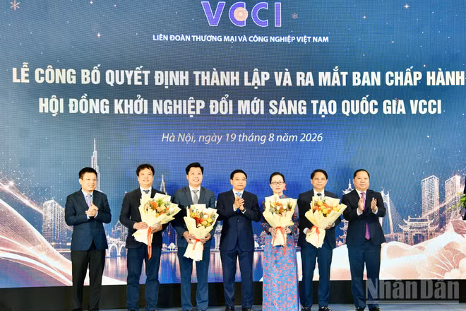 Phó Thủ tướng Chính phủ Nguyễn Văn Thắng chúc mừng Ban Chấp hành Hội đồng Khởi nghiệp Đổi mới sáng tạo Quốc gia VCCI. (Ảnh: Thanh Giang)