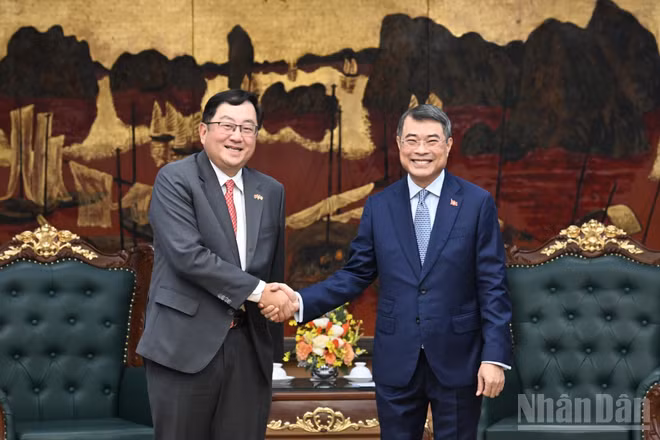 Thủ tướng Chính phủ Lê Minh Hưng và Đại sứ Malaysia tại Việt Nam Tan Yang Thai. (Ảnh: Trần Hải)
