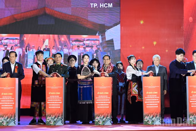 Thủ tướng Chính phủ Phạm Minh Chính, các đồng chí lãnh đạo thực hiện nghi thức khởi công đồng loạt các trường. (Ảnh: Trần Hải)