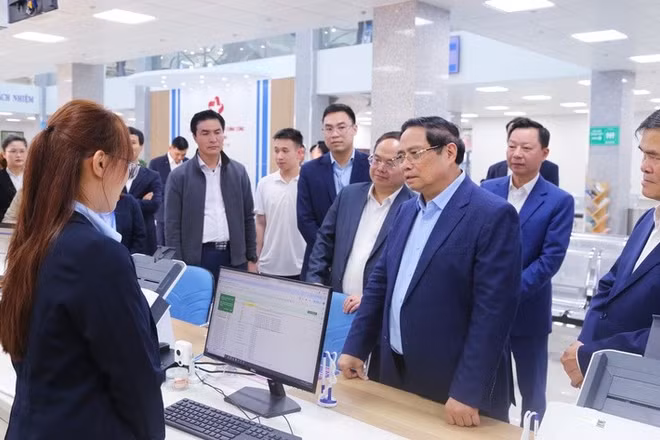 Thủ tướng Chính phủ Phạm Minh Chính thăm Trung tâm phục vụ hành chính công tỉnh Quảng Ninh. (Ảnh: VGP/Nhật Bắc)