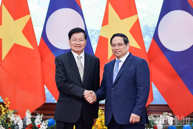 Thủ tướng Chính phủ Phạm Minh Chính và Tổng Bí thư, Chủ tịch nước Lào Thongloun Sisoulith. (Ảnh: TRẦN HẢI)