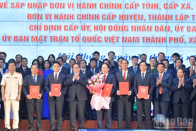 Thủ tướng Phạm Minh Chính chúc mừng lãnh đạo thành phố Hải Phòng (mới) nhận các Quyết định Trung ương. (Ảnh: THANH GIANG)