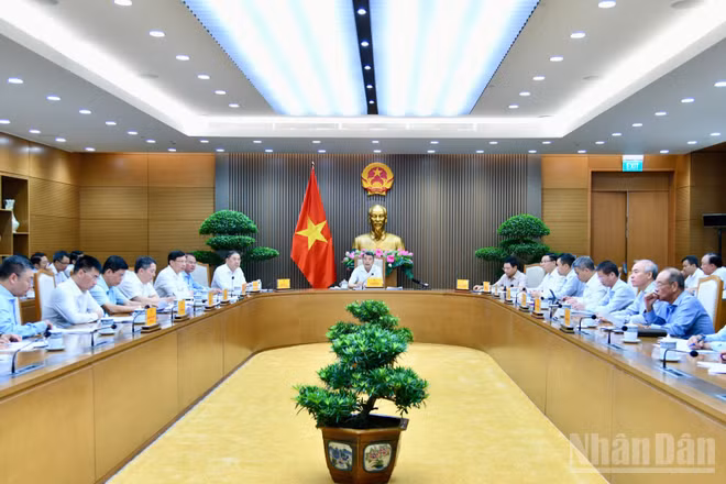 Thủ tướng Chính phủ Lê Minh Hưng chủ trì cuộc làm việc với Bộ Công thương và các bộ, cơ quan liên quan về cơ cấu, tổ chức lại hệ thống phân phối xăng dầu. (Ảnh: THANH GIANG)