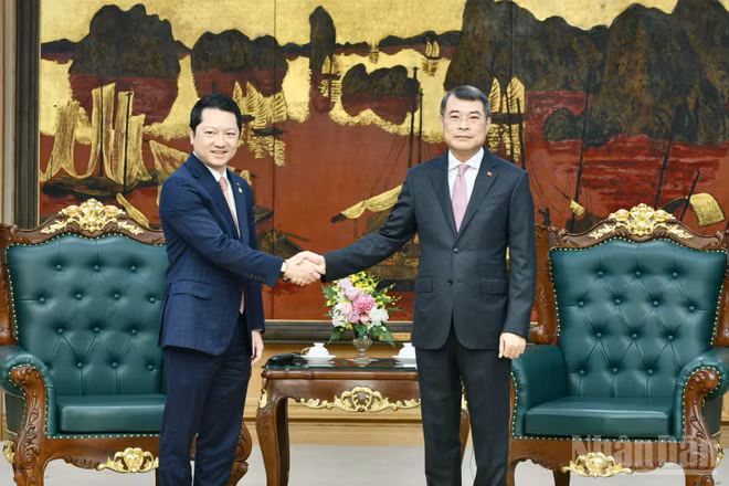 Thủ tướng Chính phủ Lê Minh Hưng và Bộ trưởng Thanh tra Campuchia Sok Soken. (Ảnh: THANH GIANG)