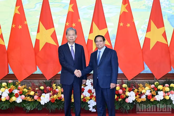 Thủ tướng Chính phủ Phạm Minh Chính và đồng chí Triệu Lạc Tế, Ủy viên Thường vụ Bộ Chính trị, Ủy viên trưởng Ủy ban Thường vụ Đại hội Đại biểu Nhân dân toàn quốc nước Cộng hòa nhân dân Trung Hoa. (Ảnh: Trần Hải)