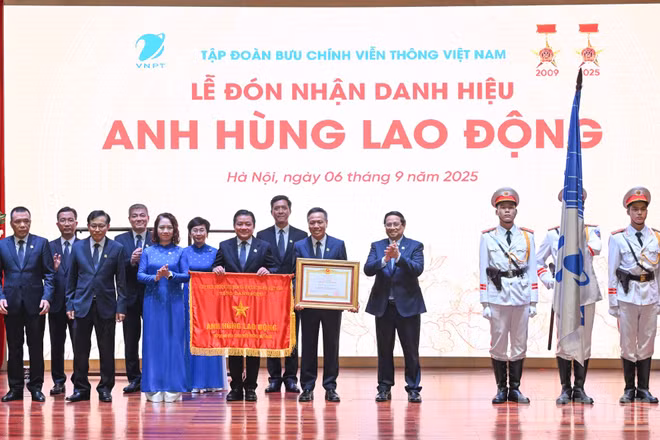 Thủ tướng Chính phủ Phạm Minh Chính trao danh hiệu Anh hùng Lao động tặng Tập đoàn VNPT. (Ảnh: TRẦN HẢI). 