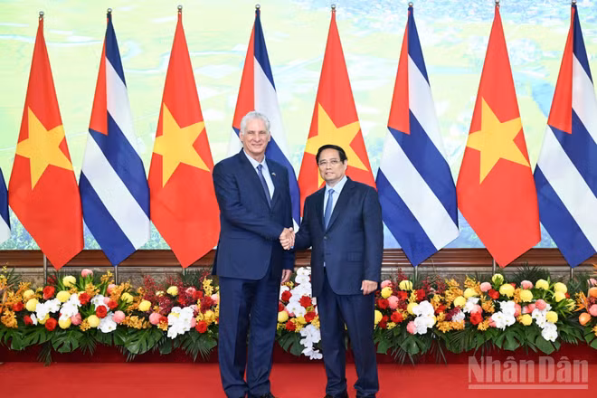 Thủ tướng Chính phủ Phạm Minh Chính và Bí thư Thứ nhất Trung ương Đảng Cộng sản, Chủ tịch nước Cuba Miguel Diaz Canel. (Ảnh: TRẦN HẢI)