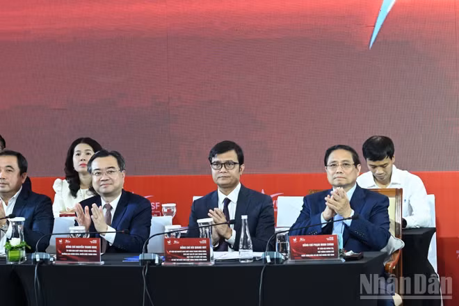 Thủ tướng Phạm Minh Chính và các đồng chí lãnh đạo tham dự Diễn đàn Kinh tế tư nhân Việt Nam 2025. (Ảnh: TRẦN HẢI)