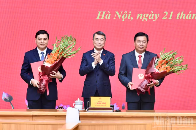 Thủ tướng Chính phủ Lê Minh Hưng trao Quyết định và tặng hoa chúc mừng Quyền Bộ trưởng Nội vụ Nguyễn Tiến Hải và Thứ trưởng Thường trực Dân tộc và Tôn giáo Nguyễn Hoài Anh. (Ảnh: Thanh Giang)
